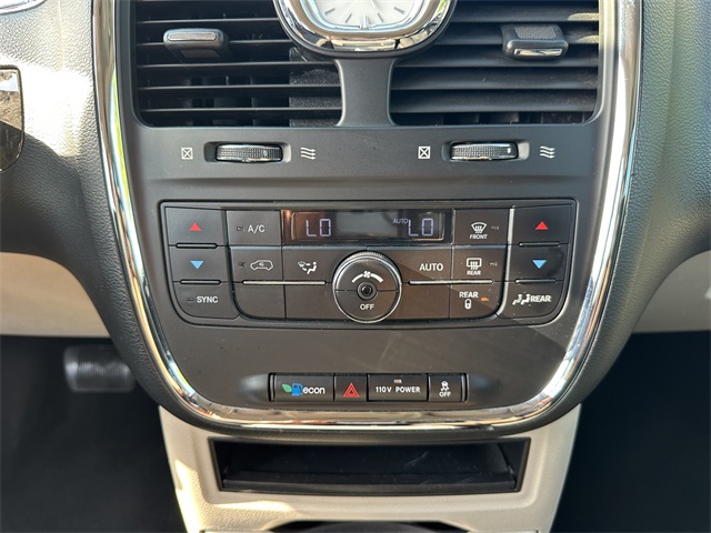 2012 Chrysler Town & Country Touring photo 19