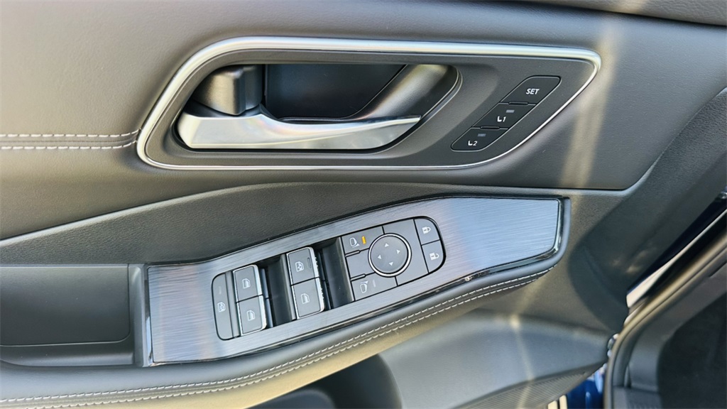 2025 Nissan Rogue Platinum photo 14