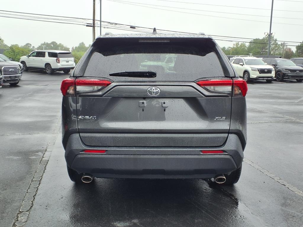 2020 Toyota RAV4 XLE photo 3