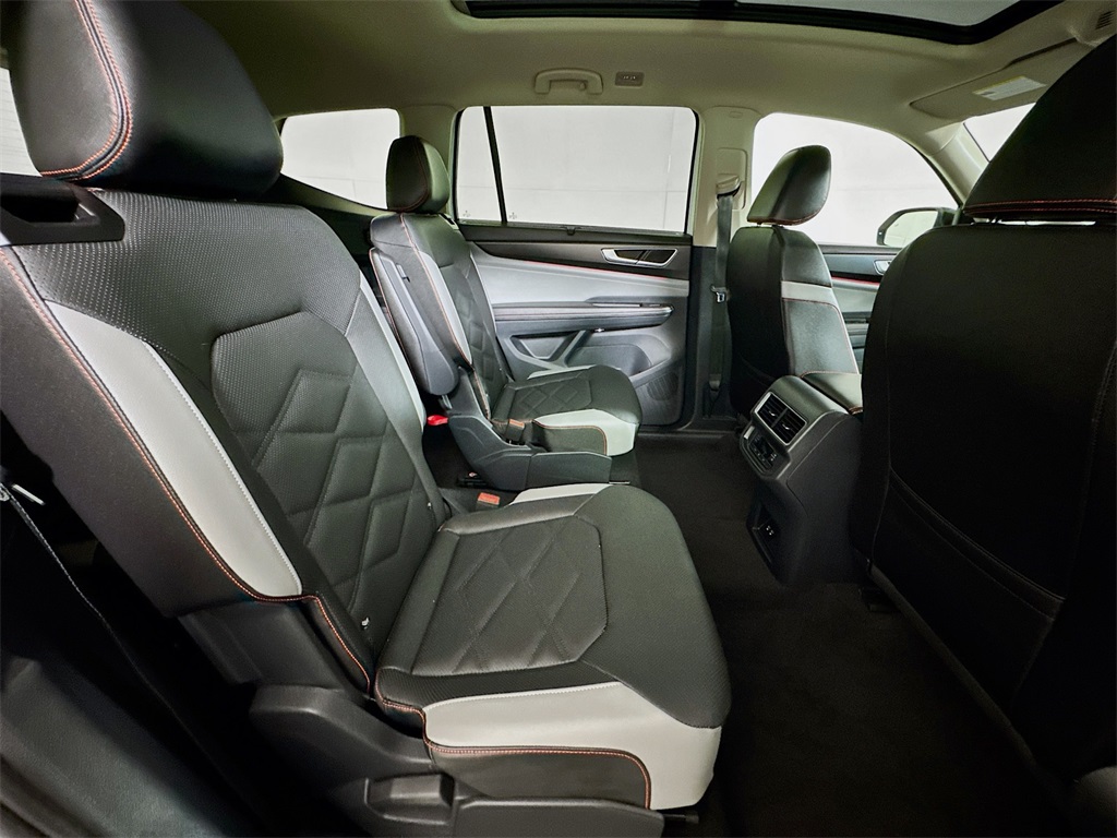 2025 Volkswagen Atlas Peak Edition SE photo 19