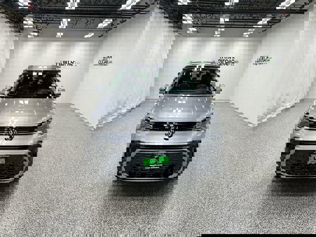 2025 Volkswagen Taos SE photo 2