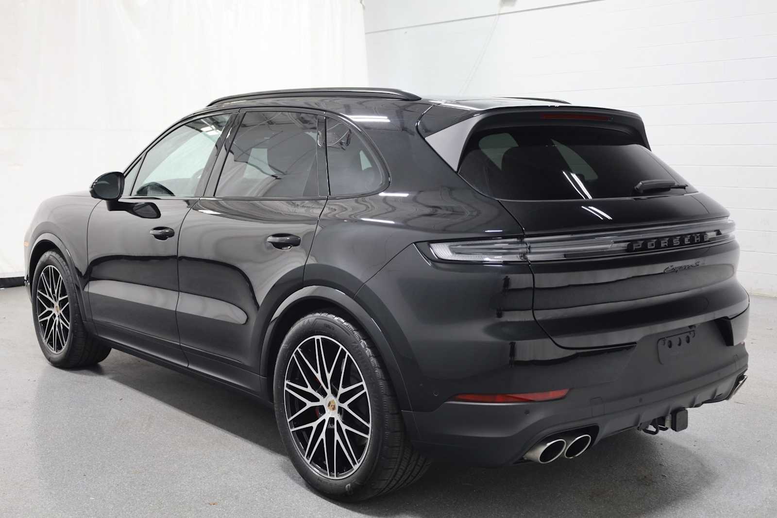 2025 Porsche Cayenne S photo 3