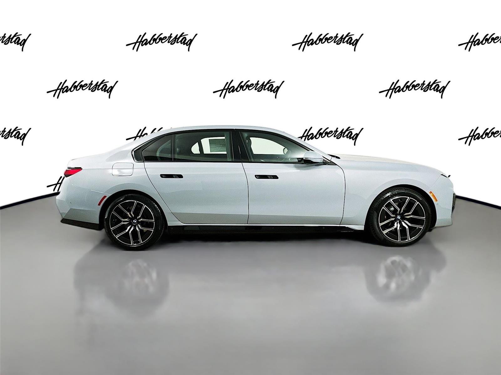 2026 Bmw 750e photo 2
