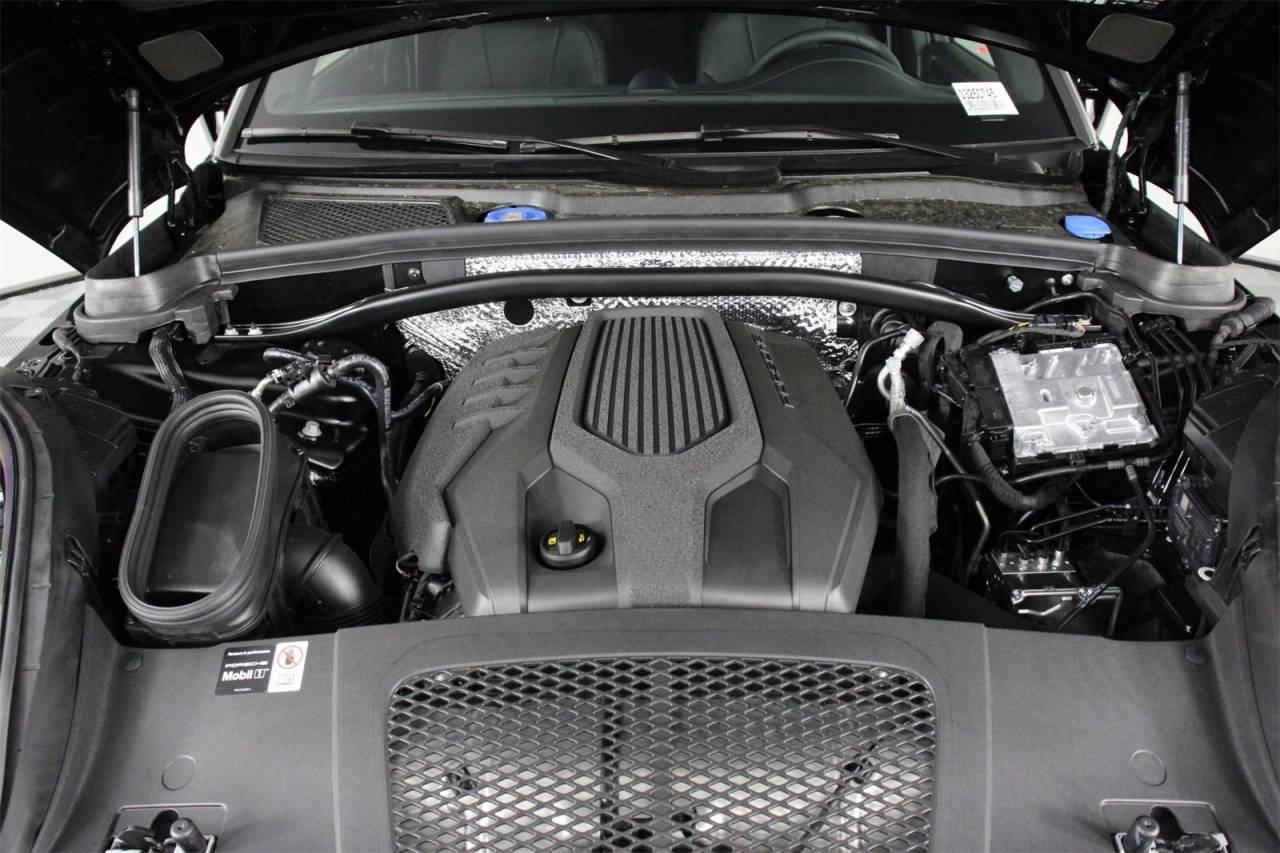 2025 Porsche Macan T photo 17