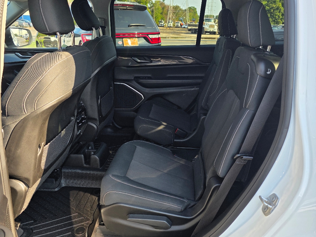 2022 Jeep Grand Cherokee Laredo photo 23