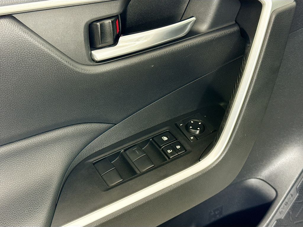 2021 Toyota RAV4 Hybrid XLE photo 16
