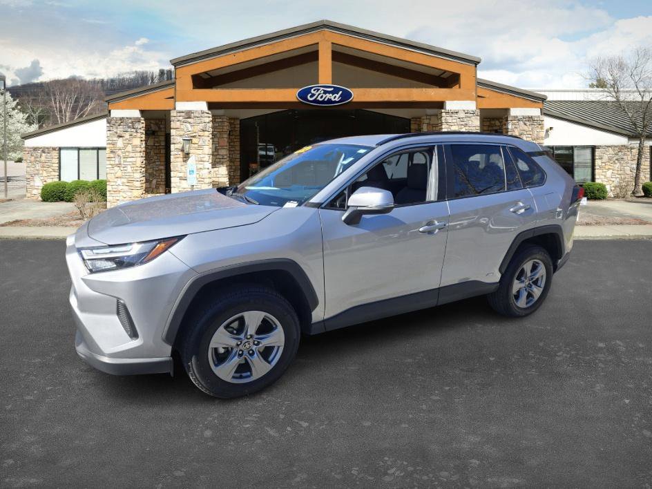 2024 Toyota RAV4 XLE's photo