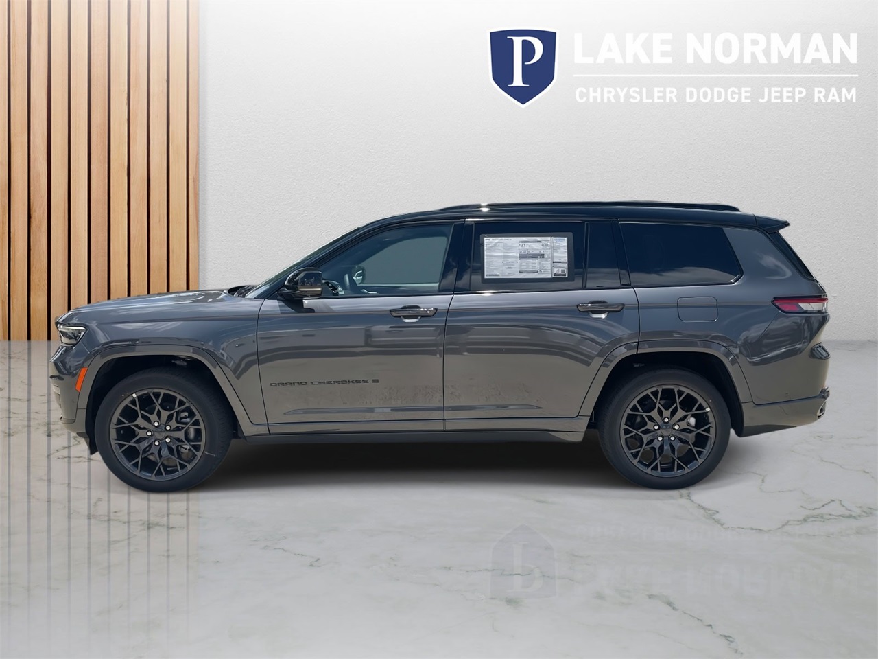2025 Jeep Grand Cherokee L Summit photo 3