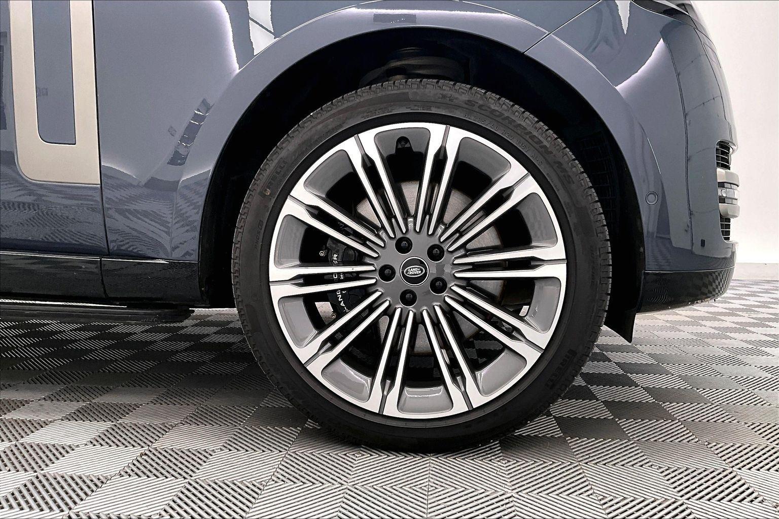 2025 Land Rover Range Rover SE photo 4