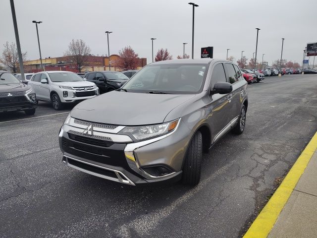 2020 Mitsubishi Outlander ES photo 2