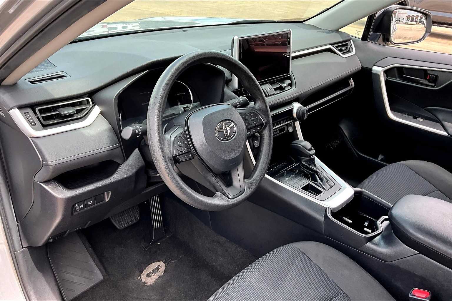 2024 Toyota RAV4 LE photo 17