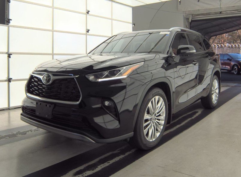 2025 Toyota Highlander Platinum's photo