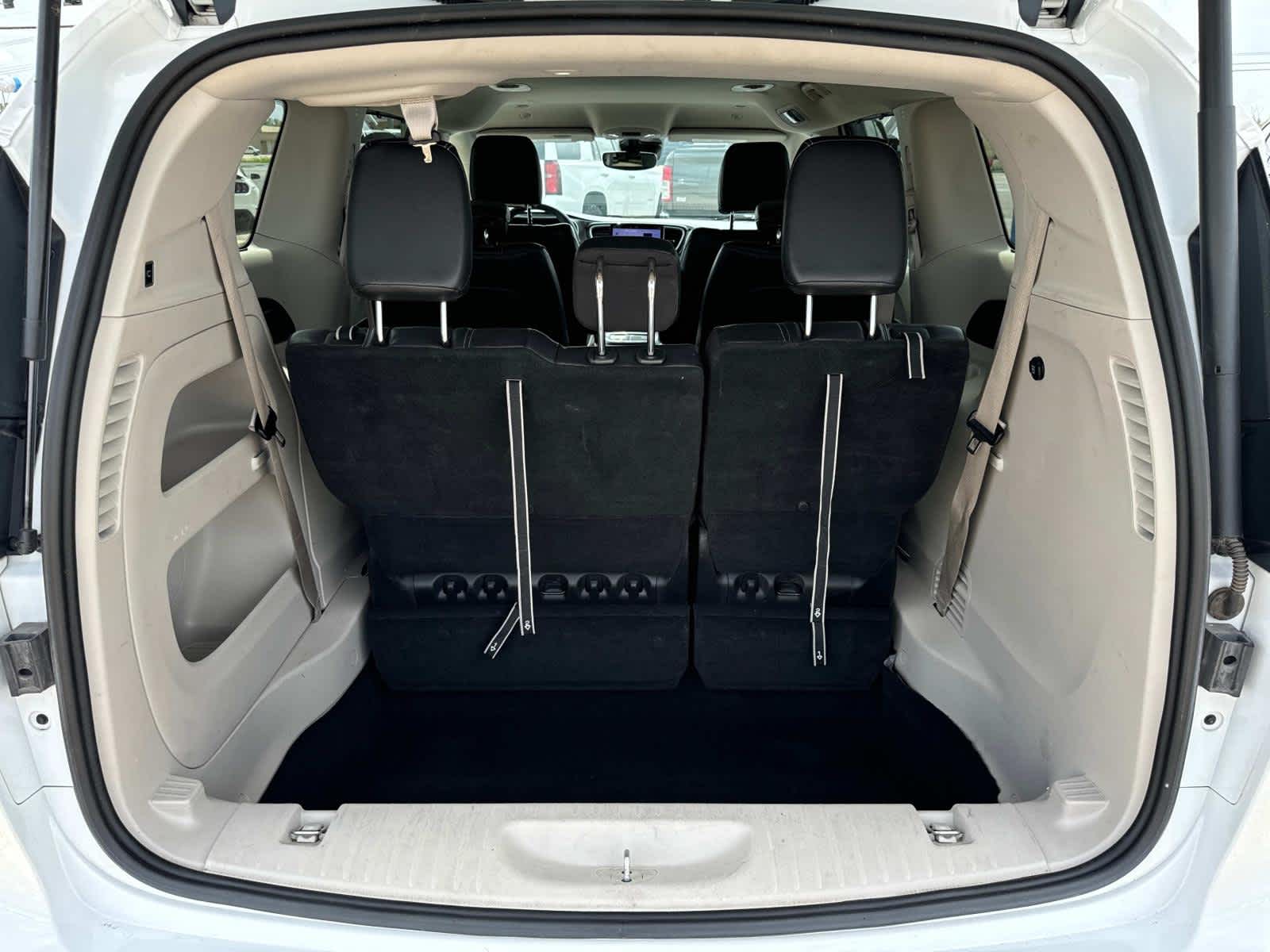 2022 Chrysler Pacifica Touring L photo 18
