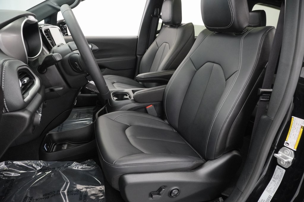 2025 Chrysler Pacifica photo 14