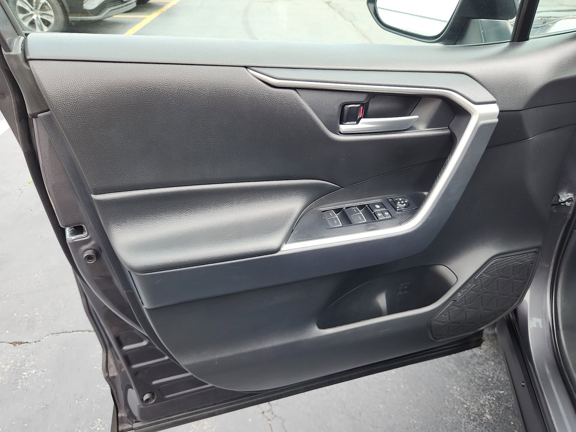 2025 Toyota RAV4 XLE photo 10