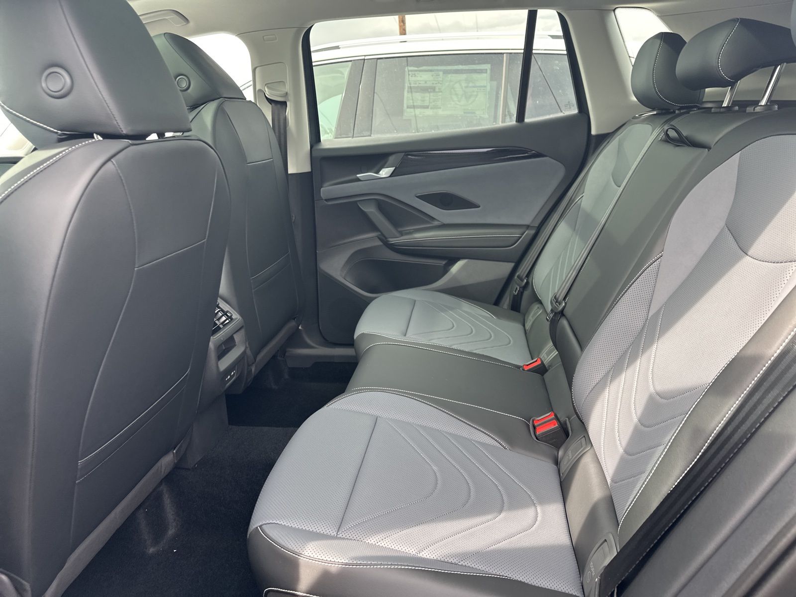 2025 Volkswagen Tiguan SE photo 30