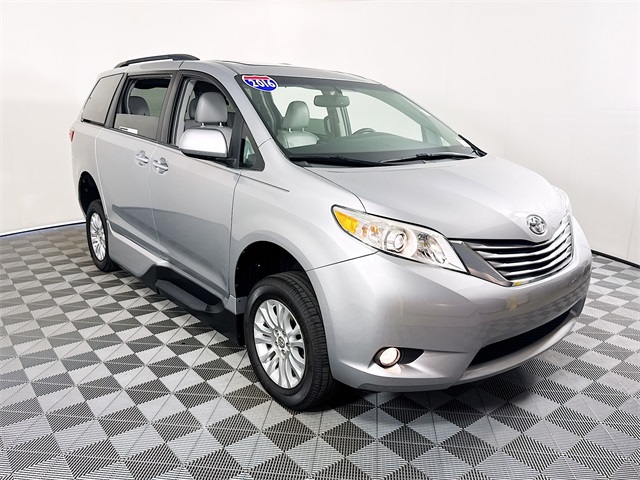 2016 Toyota Sienna XLE's photo