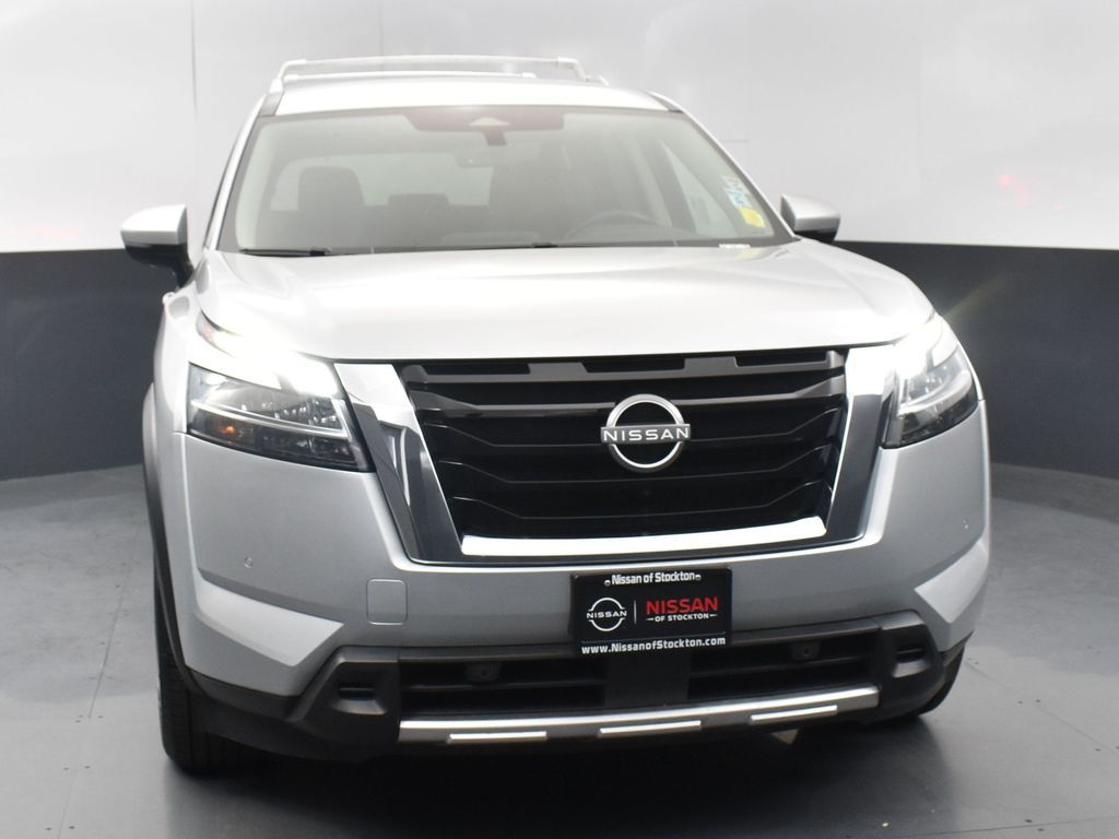 2024 Nissan Pathfinder SL photo 2