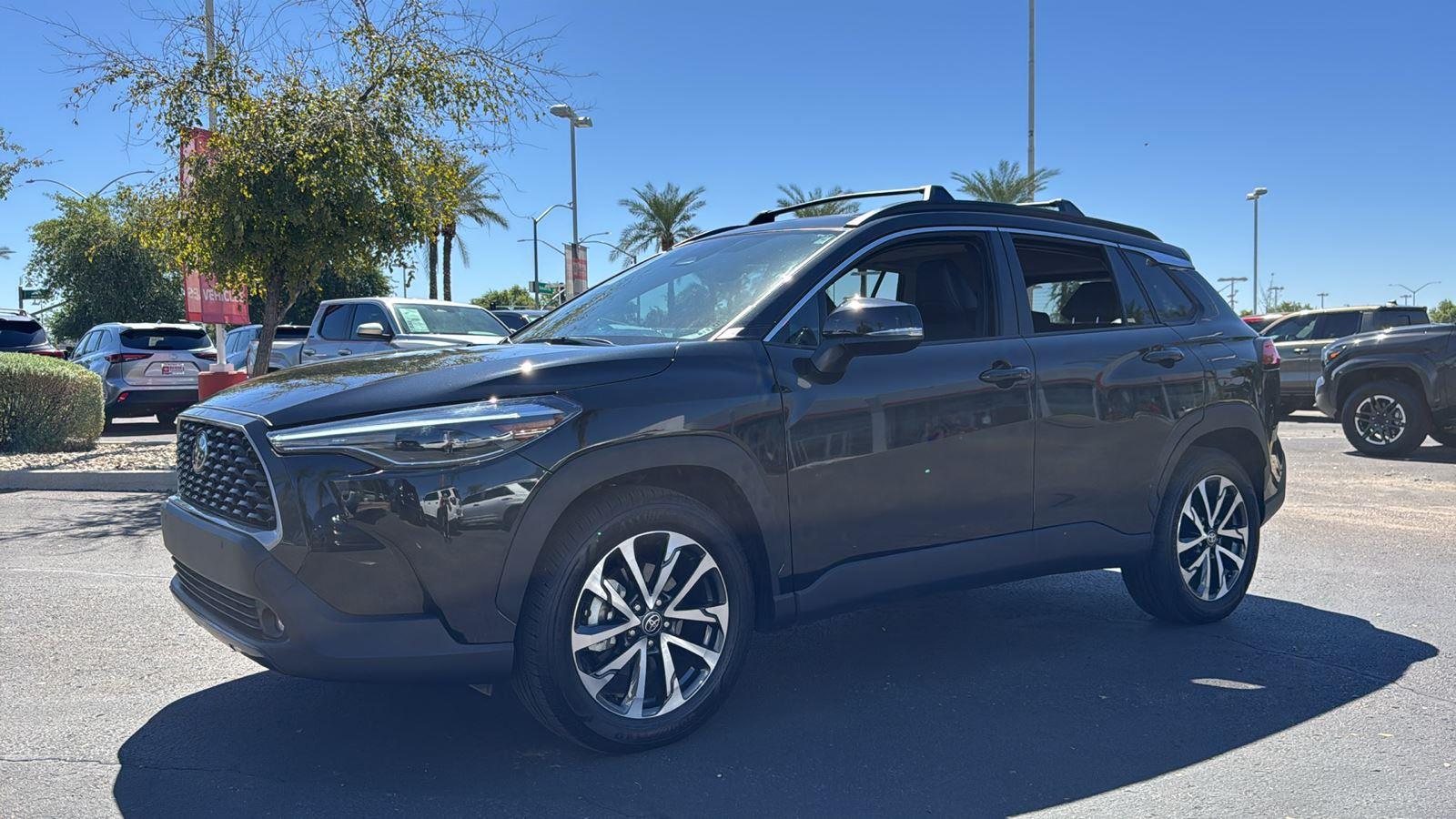 2025 Toyota Corolla Cross XLE photo 3