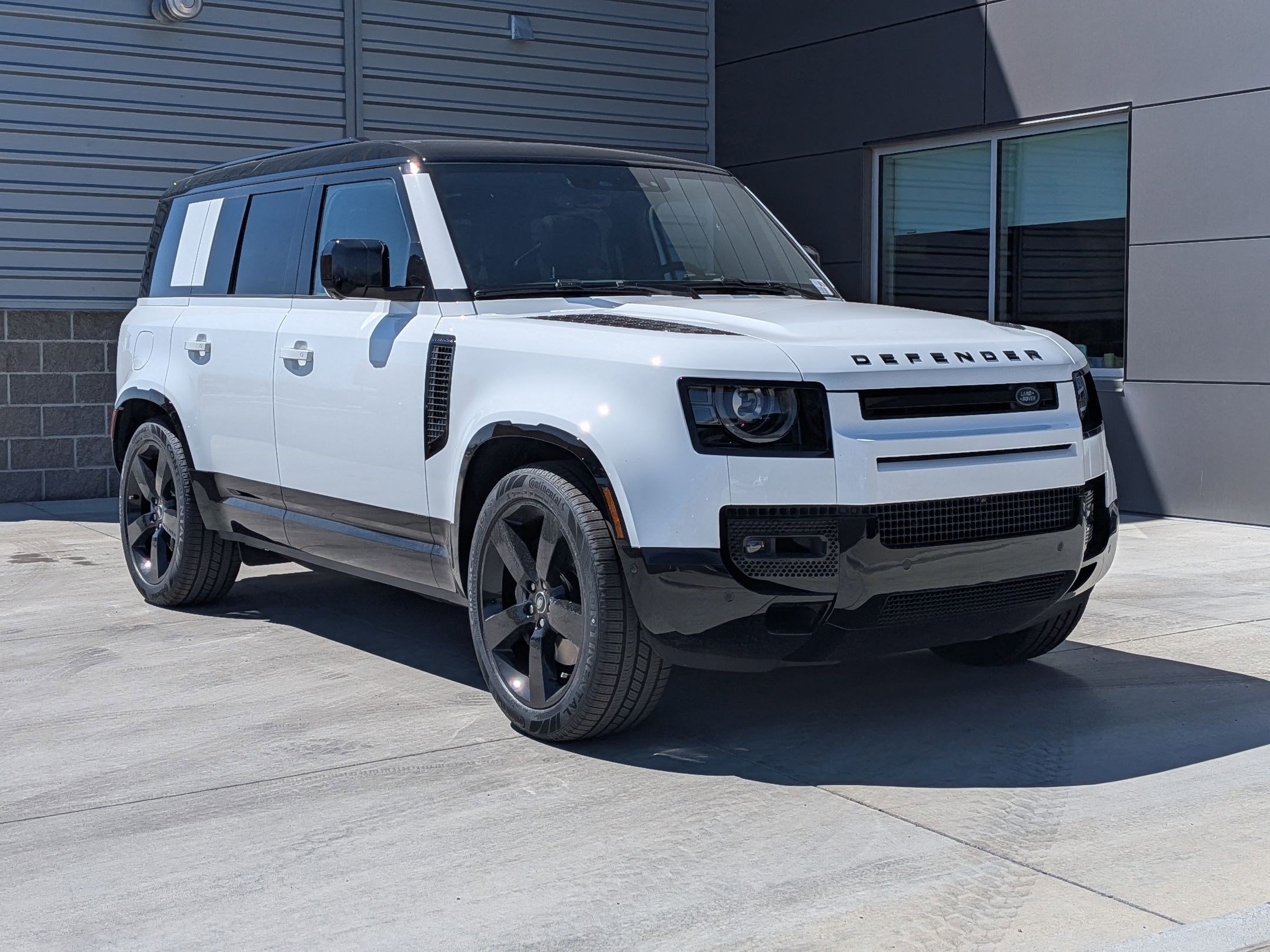 2025 Land Rover Defender 110 X-Dynamic SE photo 8