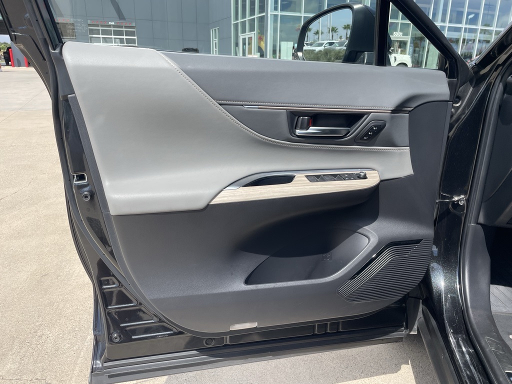 2023 Toyota Venza LE photo 13