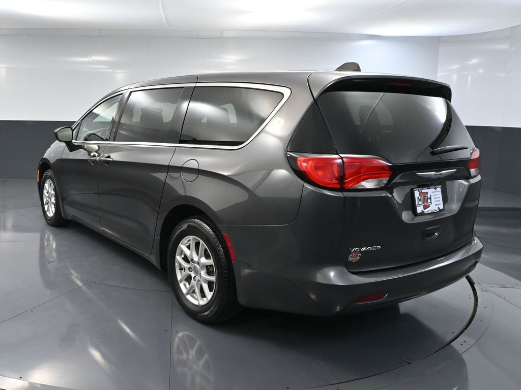 2022 Chrysler Voyager LX photo 3