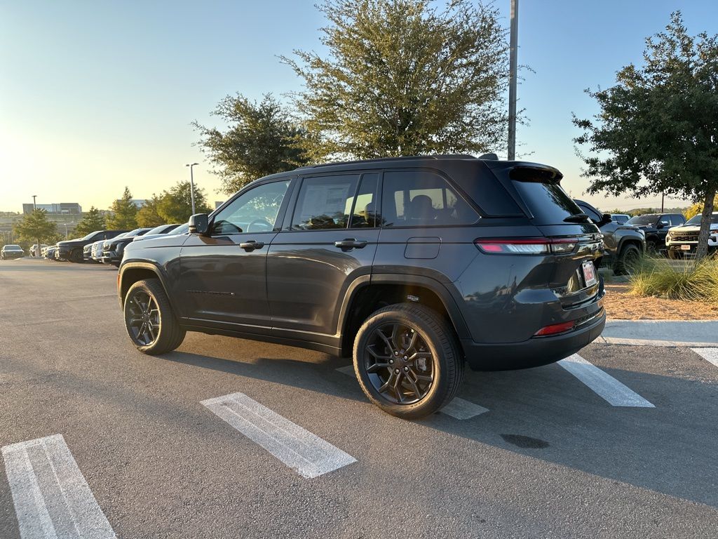 2025 Jeep Grand Cherokee Limited photo 4