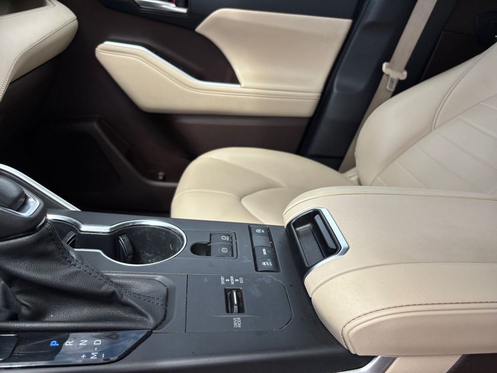 2021 Toyota Highlander XLE photo 19