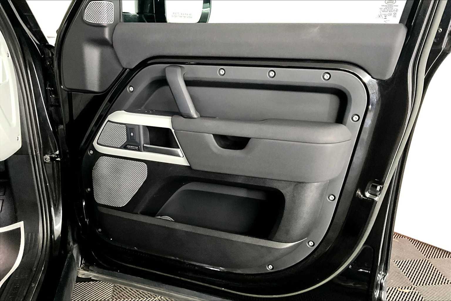 2023 Land Rover Defender SE photo 20