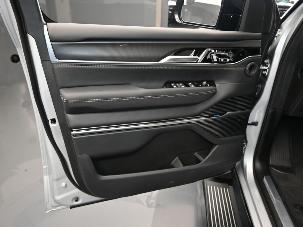 2024 Jeep Grand Wagoneer L II photo 9