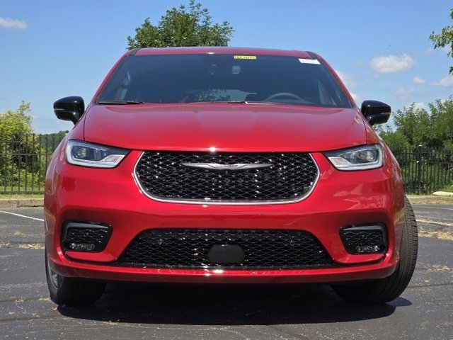 2026 Chrysler Pacifica photo 2
