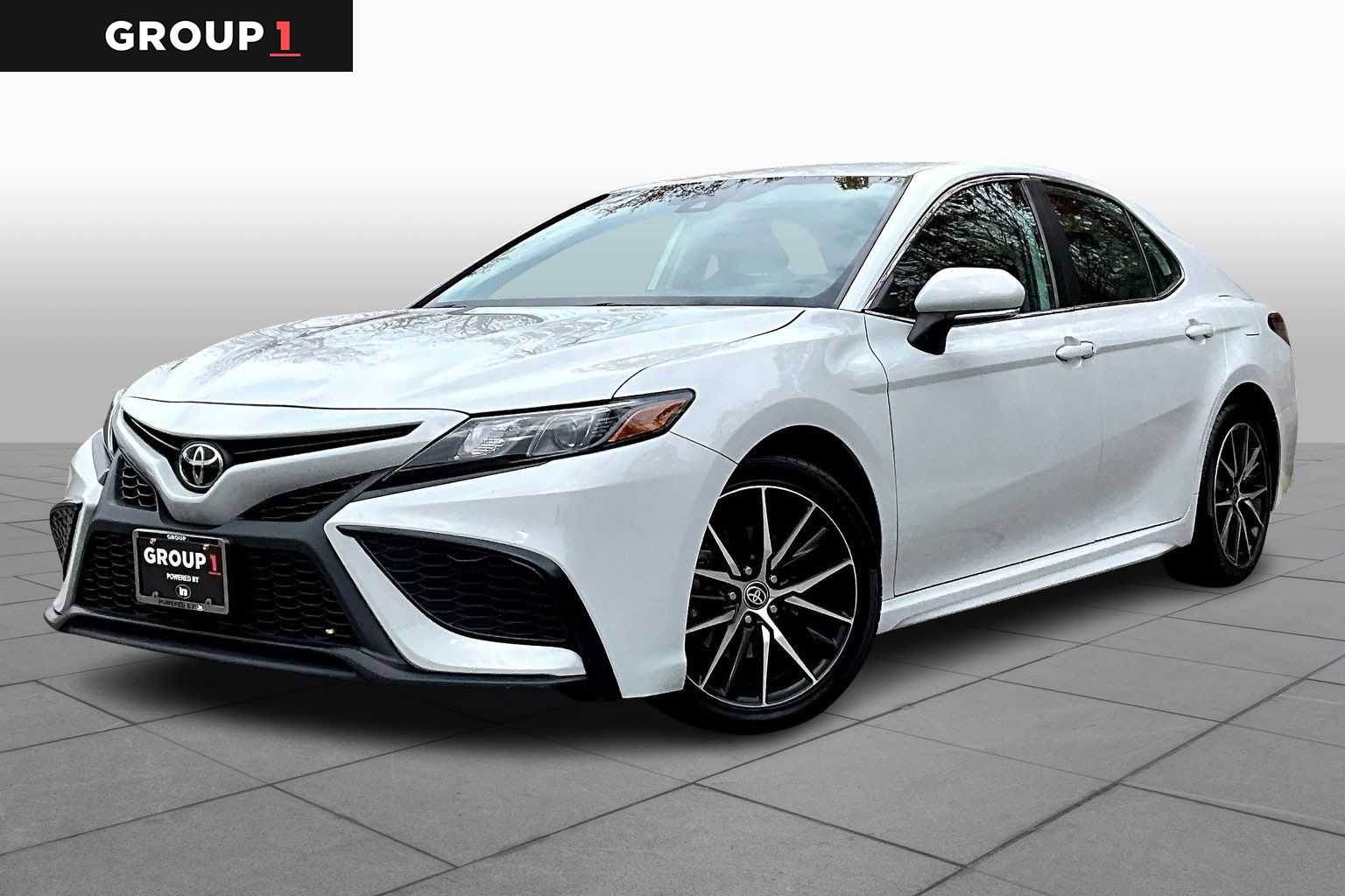 2023 Toyota Camry SE's photo