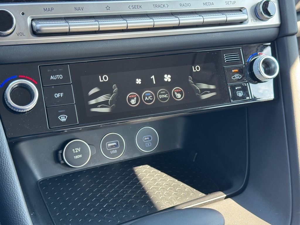 2025 Genesis G70 2.5T photo 21