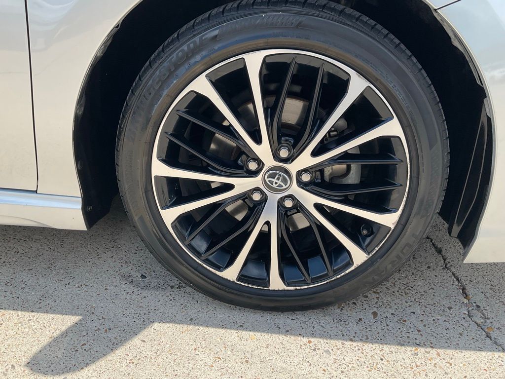 2020 Toyota Camry SE photo 8