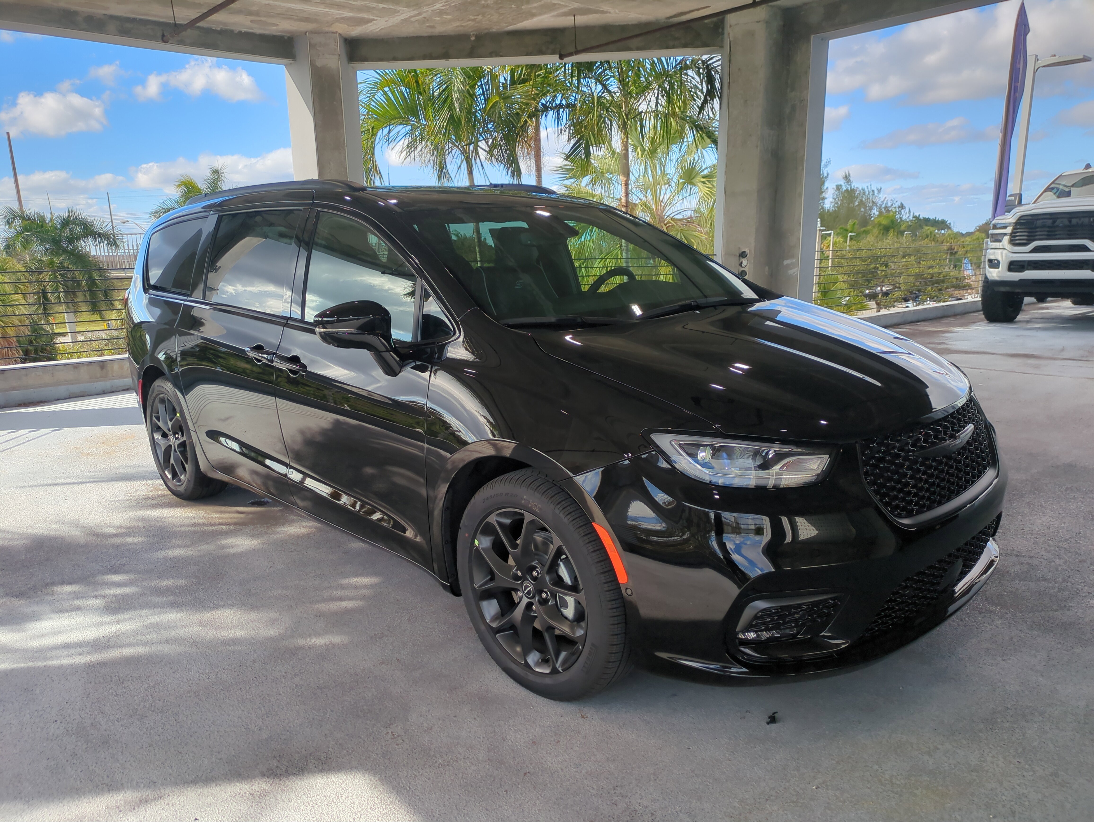 2026 Chrysler Pacifica Limited's photo