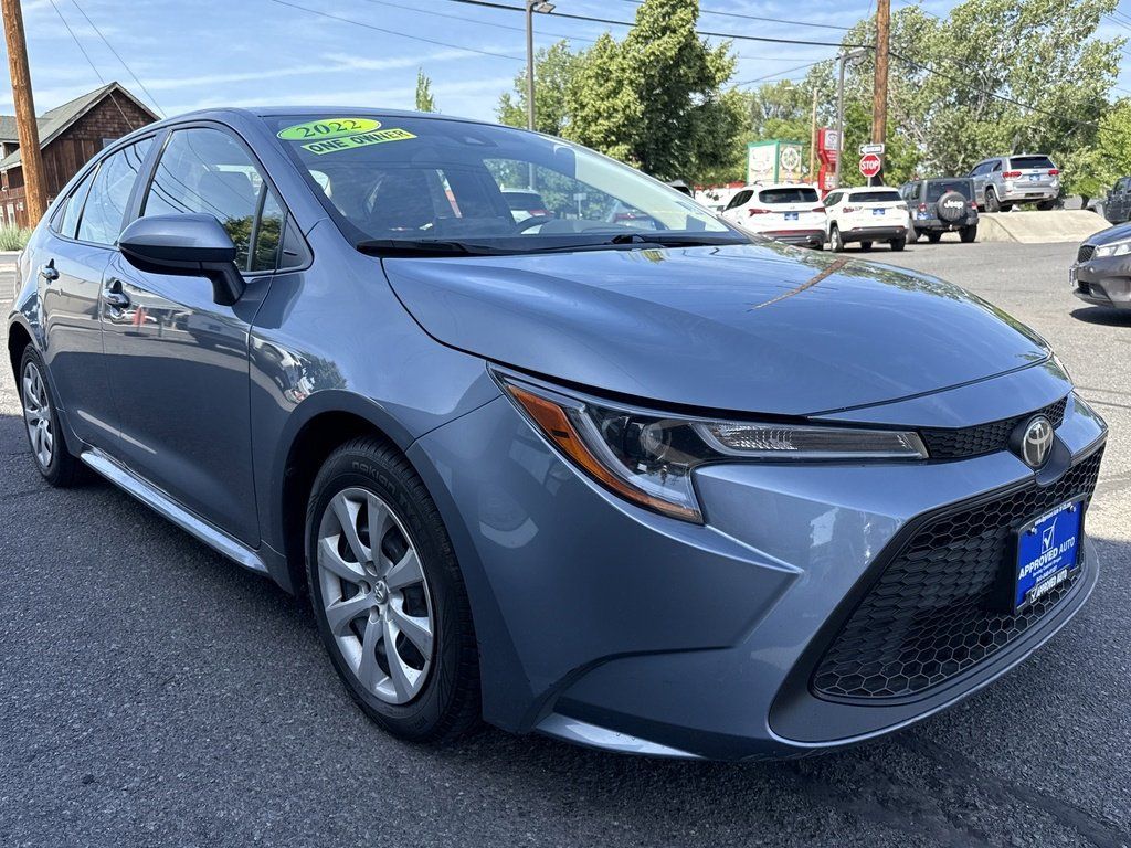 2022 Toyota Corolla LE photo 3