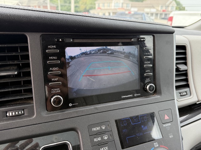 2019 Toyota Sienna XLE photo 17