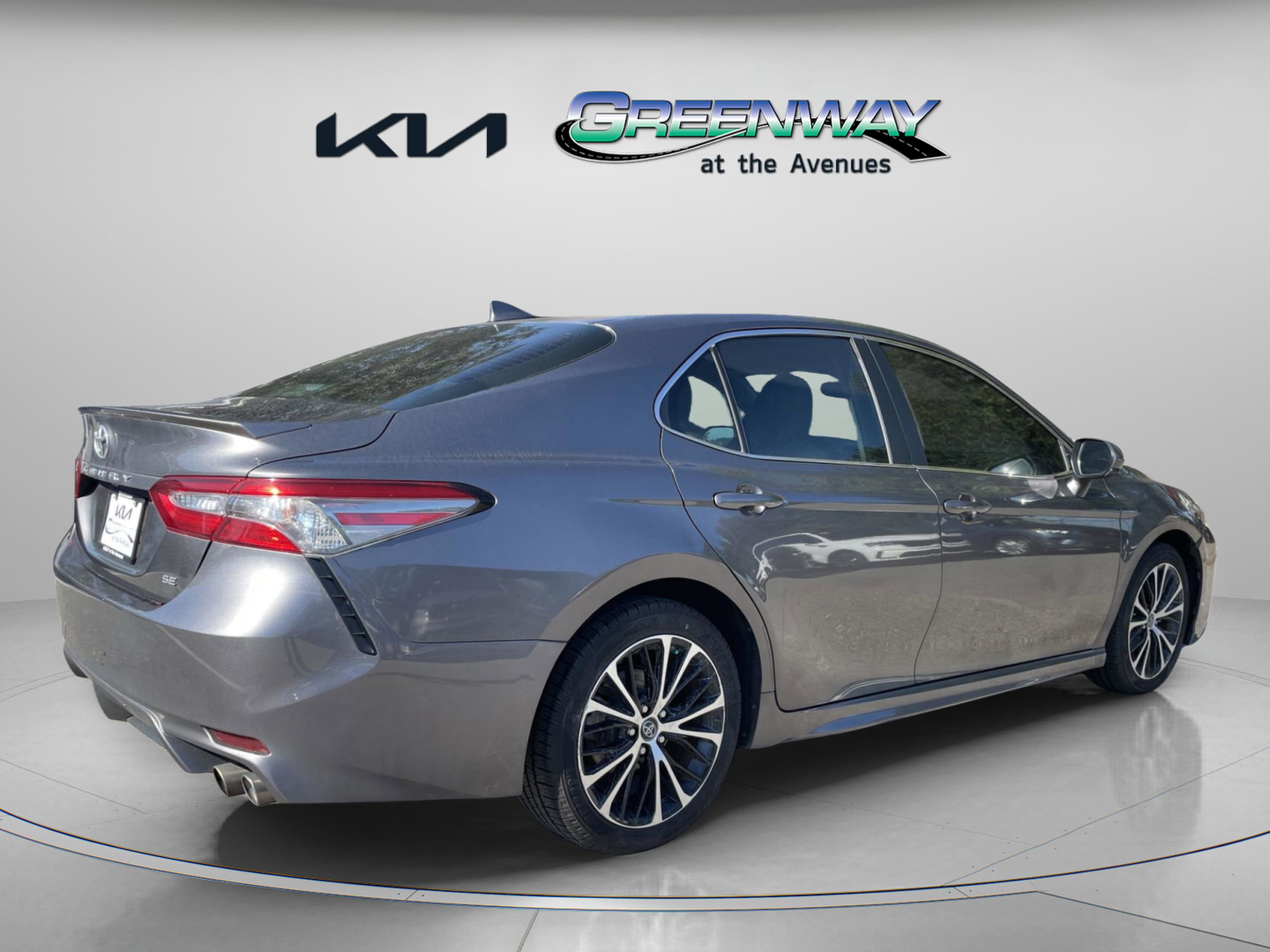 2019 Toyota Camry SE XLE photo 3