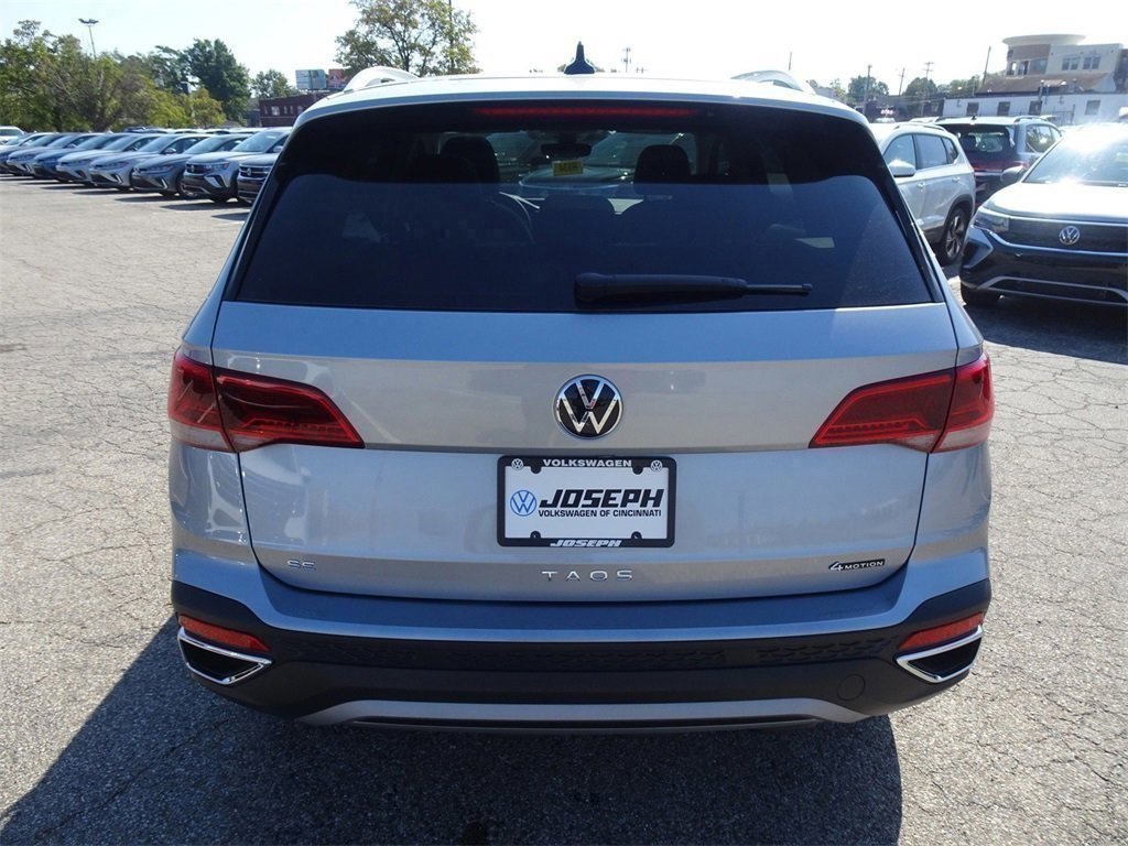 2024 Volkswagen Taos SE photo 4