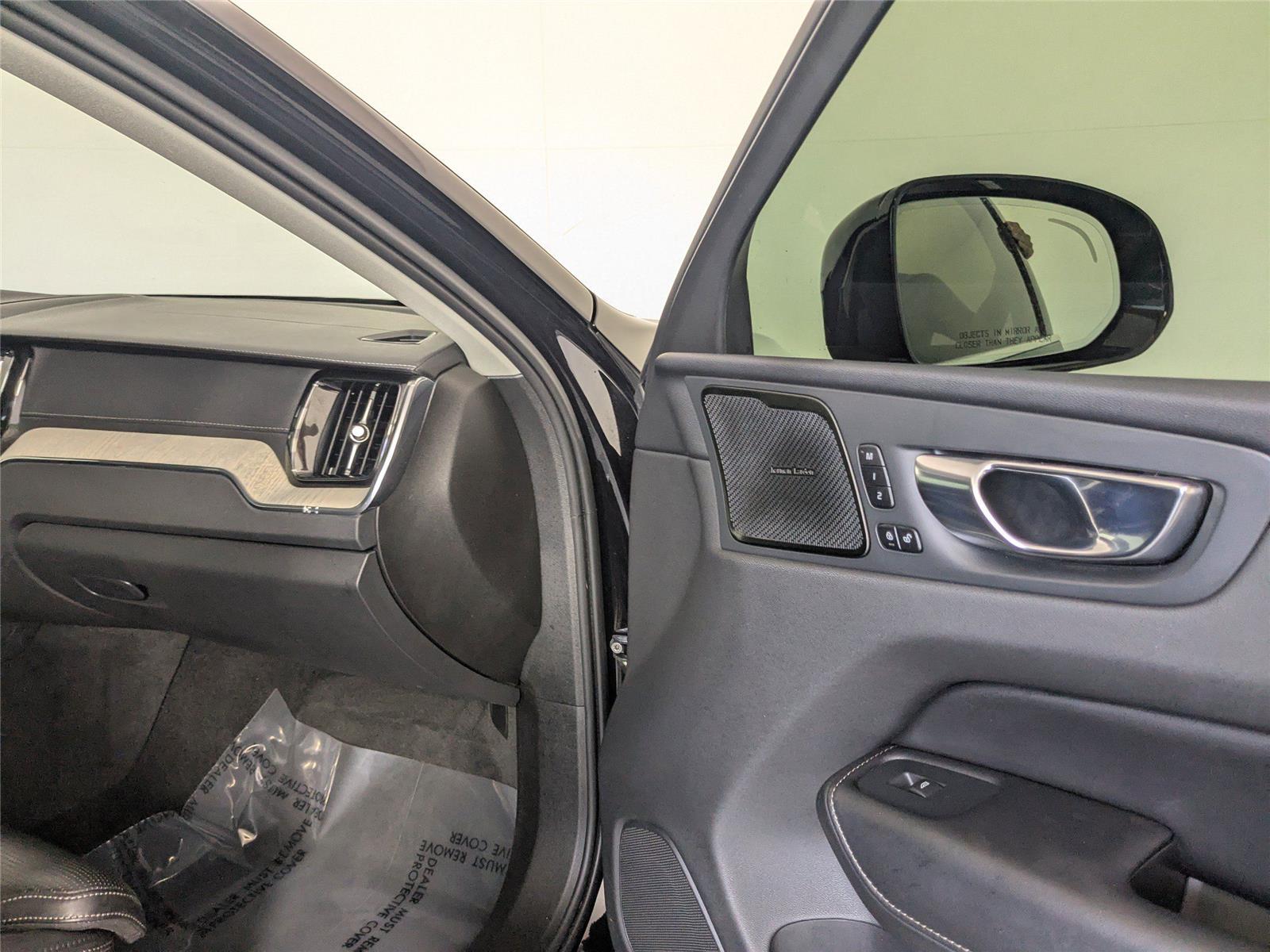 2021 Volvo XC60 Inscription photo 3