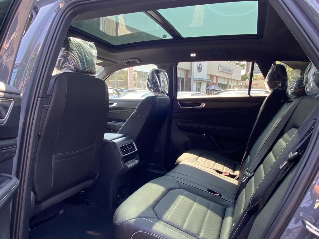 2026 Volkswagen Atlas Cross Sport SEL R-Line photo 6