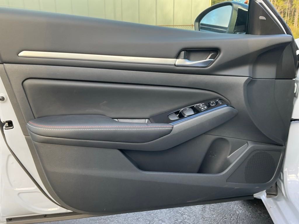 2025 Nissan Altima 2.5 SR photo 13
