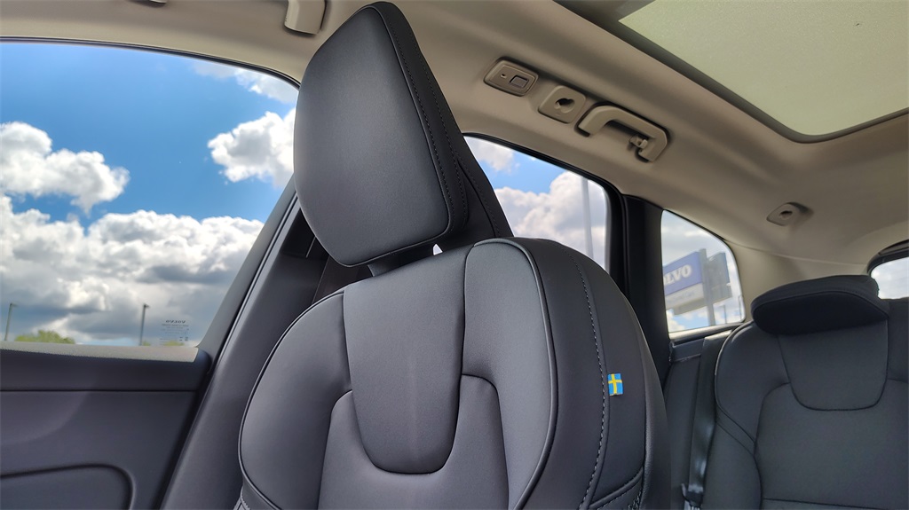 2026 Volvo XC60 B5 Plus photo 23