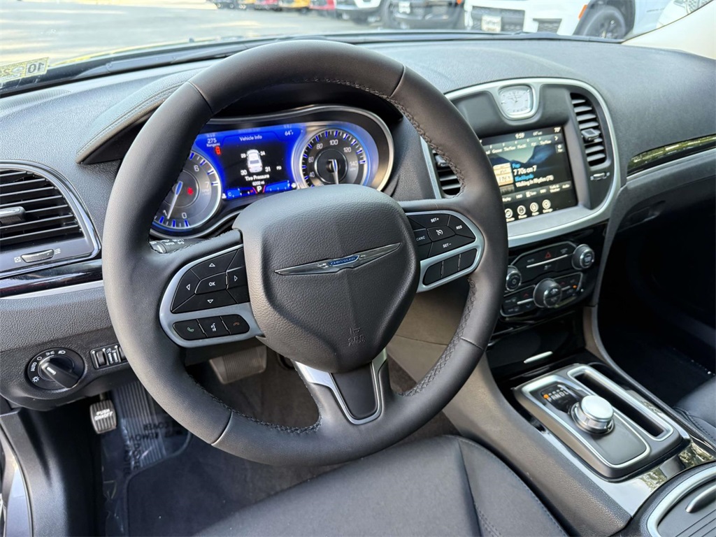 2023 Chrysler 300 Touring photo 2