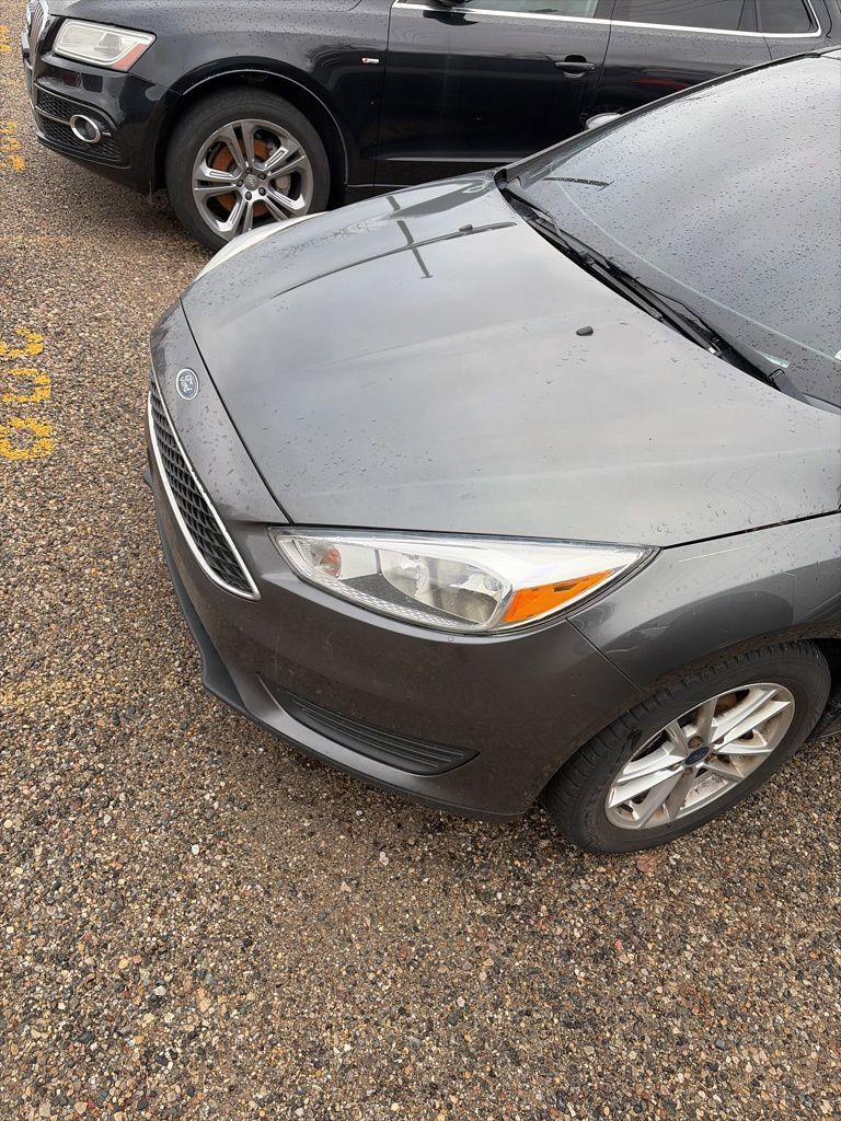 2017 Ford Focus SE's photo