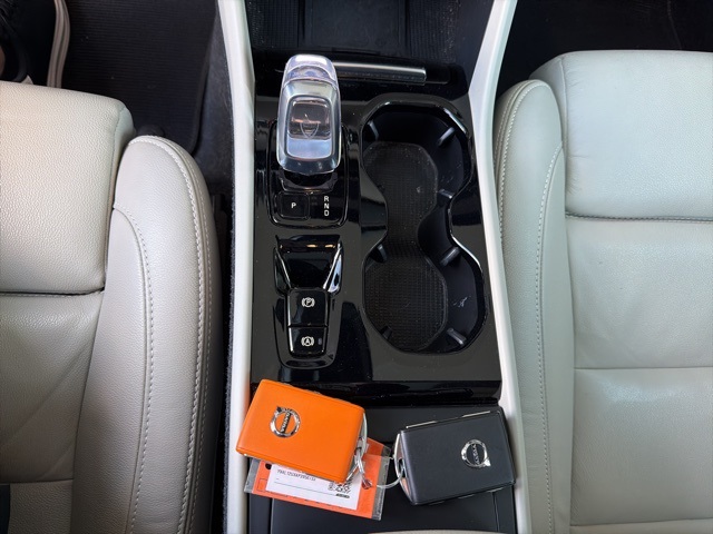 2023 Volvo XC40 Ultimate photo 8