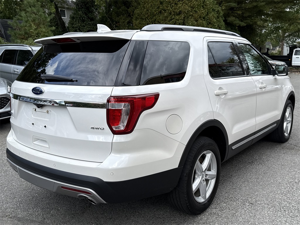 2017 Ford Explorer XLT photo 4