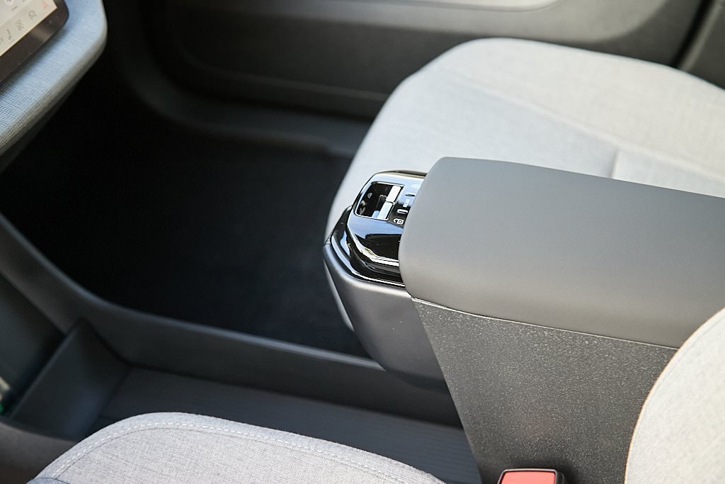 2025 VOLVO EX30 - Image 15