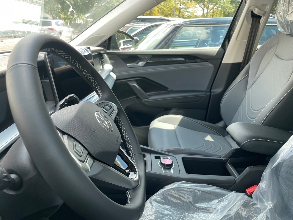2025 Volkswagen Tiguan SE photo 2