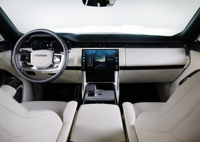 2025 Land Rover Range Rover SE photo 4